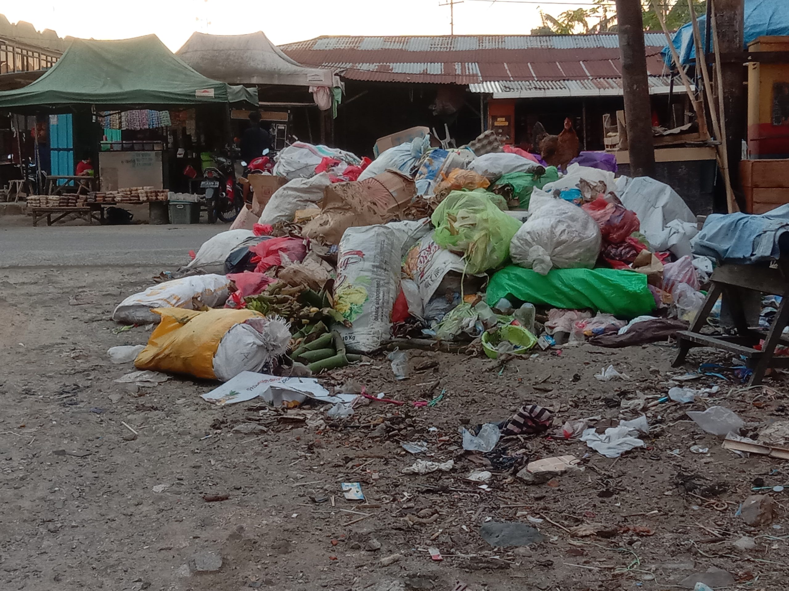 Tumpukan sampah di sudut pasar sentral Pekkabata.