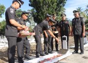 Peringati Hari Pengayoman ke 79, Kantor Imigrasi Polewali Ziarah ke Makam Pahlawan dan Berbagi Bantuan 11 Peringati Hari Pengayoman ke 79, Kantor Imigrasi Polewali Ziarah ke Makam Pahlawan dan Berbagi Bantuan