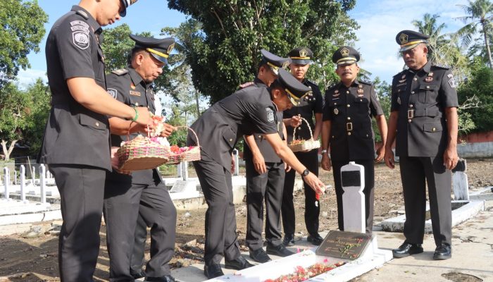 Peringati Hari Pengayoman ke 79, Kantor Imigrasi Polewali Ziarah ke Makam Pahlawan dan Berbagi Bantuan