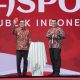Menkumham Yasonna H Laol y menunjukkan wajah baru paspor Indonesia.