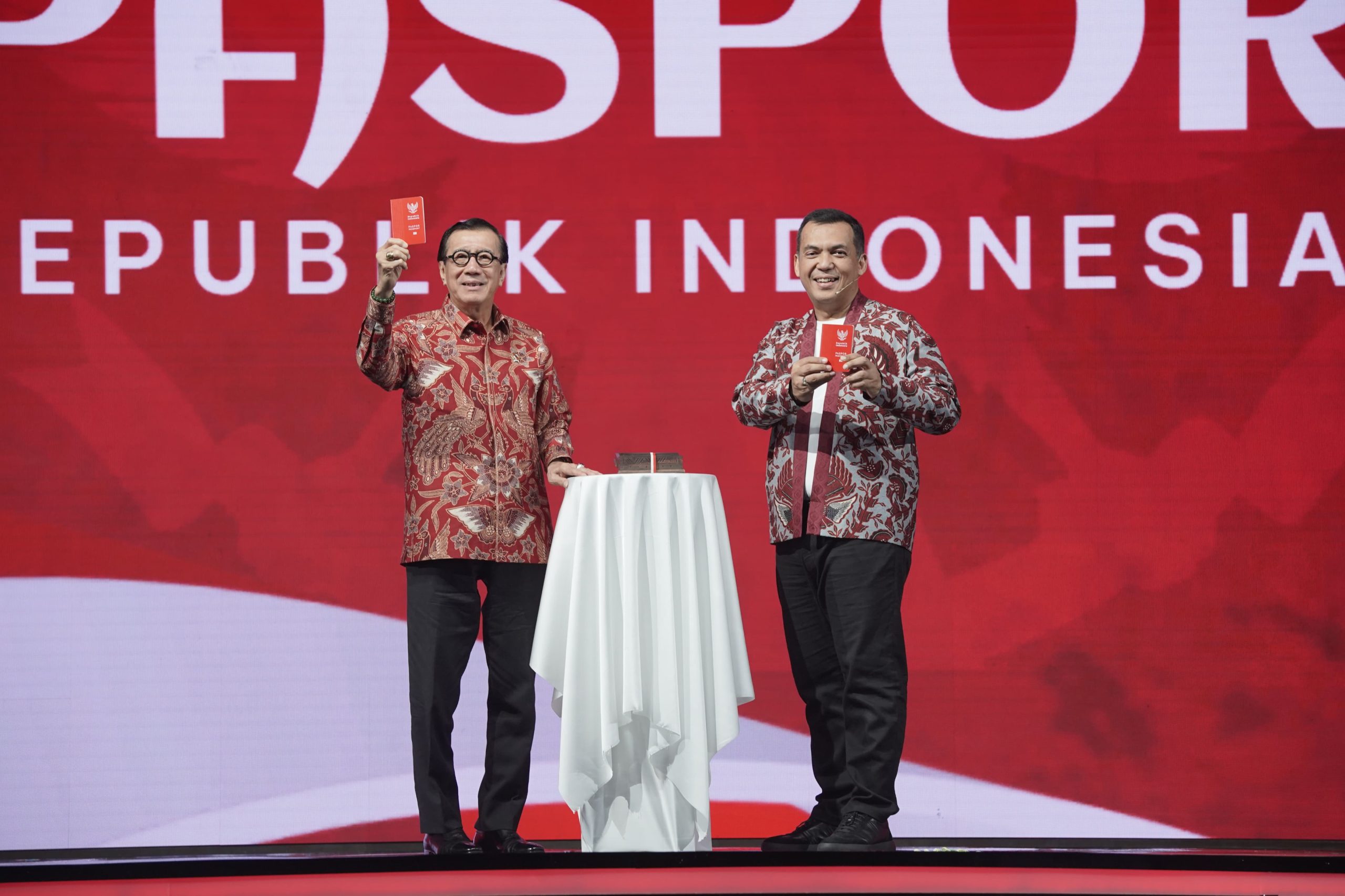 Menkumham Yasonna H Laol y menunjukkan wajah baru paspor Indonesia.