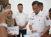 Penjabat Bupati Serahkan Bantuan kepada Korban Tanah Longsor di Dusun Leppan, Desa Kelapa Dua