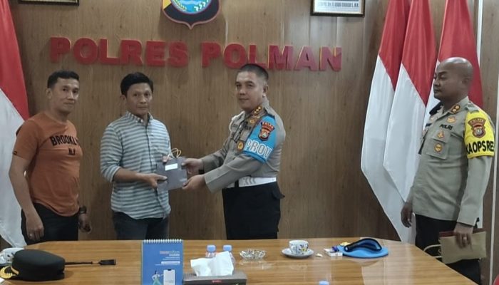 Kapolda Sulbar dan Kabid Propam Serahkan santunan Pada Keluarga RN