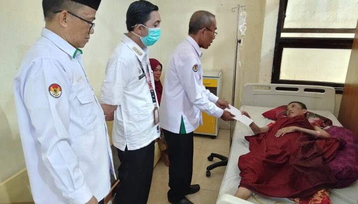 Beri Bantuan Pasien,Kepala Kemenag Polman Do’akan Pasien Yang Tengah Dirawat