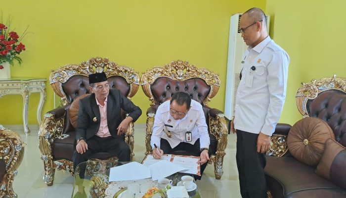 Kanwil Kemenkumham Sulbar dan Pemkab Polman Lakukan PKS Terkait Pemutakhiran Data Kewarganegaraan