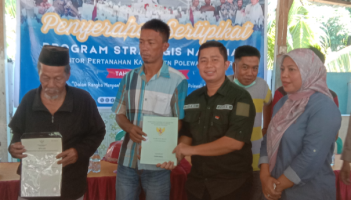 Jelang HUT Polman, 150 Warga Kelurahan Sulewatang Terima Sertifikat Gratis