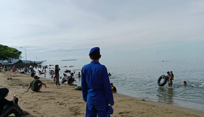 Sat Polair Polres Polman Lakukan Pengamanan Wisata di Pantai Bahari Polewali