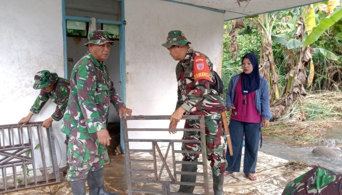 Pasca Banjir Di Desa Amola, Personel Kodim 1402/Polman Dikerahkan Bantu Warga