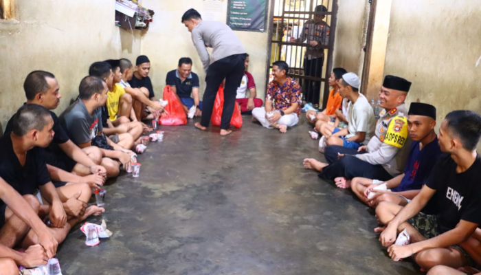 Kapolres Polman Makan Bersama Tahanan di Ruang Sel, Wujudkan Pendekatan Humanis