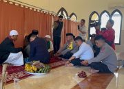 Jeruji Bukan Penghalang, Seorang Tahanan Menikahi Kekasihnya di Mesjid Polres Polman 12 Jeruji Bukan Penghalang, Seorang Tahanan Menikahi Kekasihnya di Mesjid Polres Polman