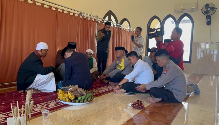 Jeruji Bukan Penghalang, Seorang Tahanan Menikahi Kekasihnya di Mesjid Polres Polman