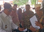 Bupati Polman Serahkan Dokumen Kependudukan Kepada Korban Kebakaran