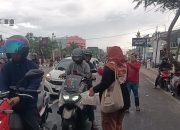 Kowari Gowa Berbagi Ratusan Takjil Kepada Pengendara