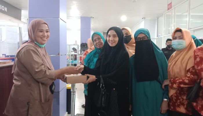 PKK Polman Bagikan Nasi Kotak di RSUD Andi Depu Polman