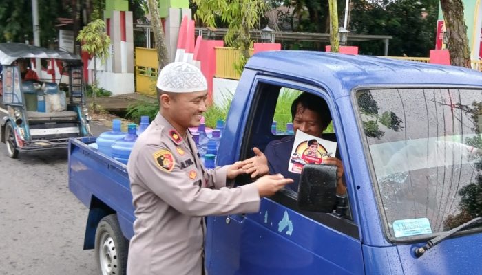 Berbagi Takjil Bersama Awak Media, Satlantas Polres Polman Sosialisakan Layanan Mudik Aman dan Nyaman