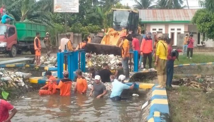 Bupati Polman Pimpin Kerja Bakti Bersih-bersih Sampah di Wonomulyo