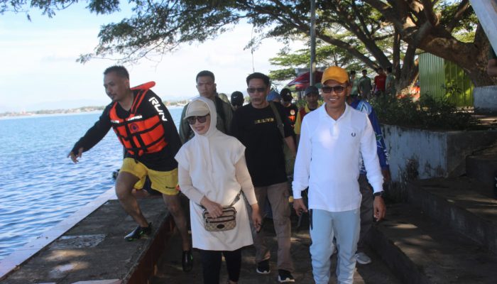 Bupati Polewali Mandar Pantau Aksi Bersih Pantai dan Bawah Laut di Hari Bumi 2025