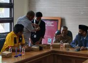 Ketua Fraksi PKB DPRD Polman Hadiahkan Pinnya Kepada Salah Satu Mahasiswa PMII Polman