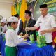 Ketua pengurus pusat pondok pesantren As'Adiyah Sengkang AG.Prof.Dr.K.H.Nasaruddin Umar,M.A, ketua yayasan As'Adiyah Wonomulyo K.H.Zainal Abidin Lc, dan Asisten II Arifin yambas, saat penyerahan cinderamata kepada peserta didik As'Adiyah