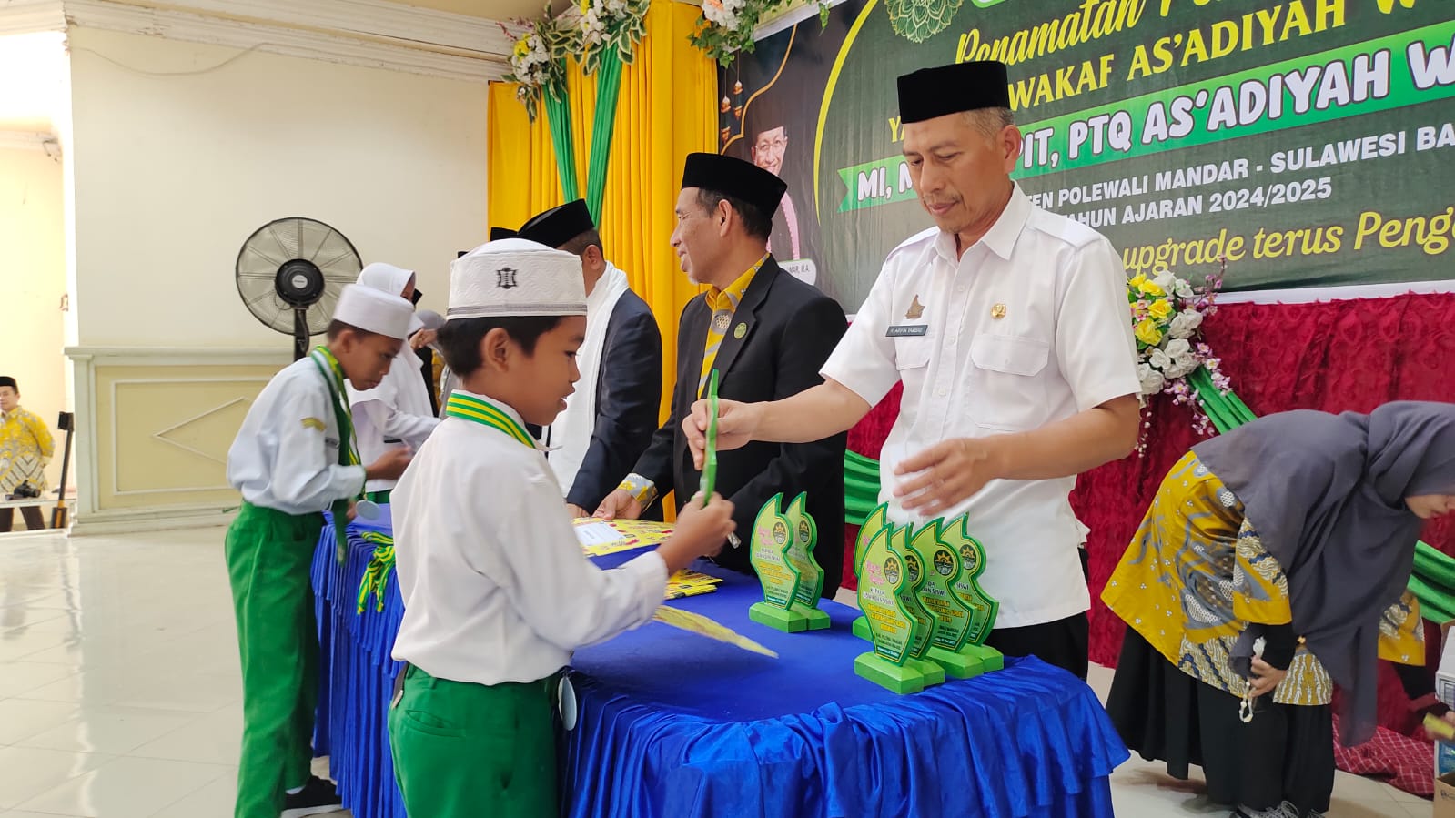 Ketua pengurus pusat pondok pesantren As'Adiyah Sengkang AG.Prof.Dr.K.H.Nasaruddin Umar,M.A, ketua yayasan As'Adiyah Wonomulyo K.H.Zainal Abidin Lc, dan Asisten II Arifin yambas, saat penyerahan cinderamata kepada peserta didik As'Adiyah
