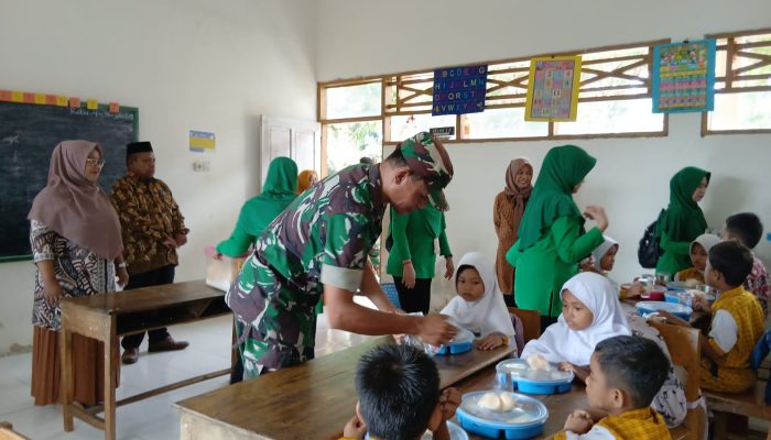 TNI Peduli Generasi Bangsa, Kodim 1402/Polman Bagikan Makanan Bergizi dan Alat Tulis