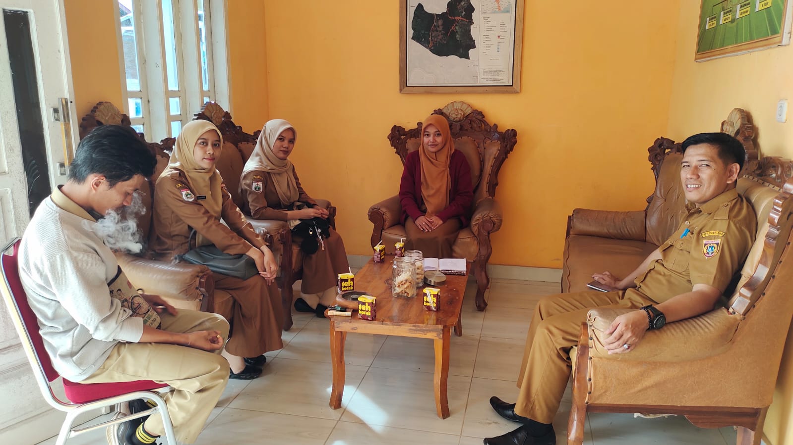 Tiga Petugas Penyuluh Pertanian Di sambut Baik Oleh Kepala Desa Rappang Barat Dikantornya