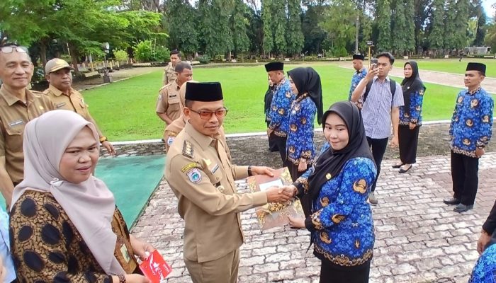 Serahkan SK CPNS dan PPPK, H. Samsul Mahmud Tekankan Profesionalisme dan Integritas