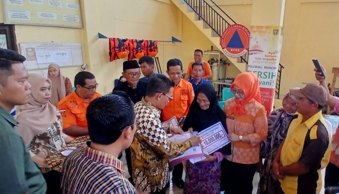 Ringankan Derita Korban, Bupati Serahkan Rp. 40 Juta Untuk Korban Bencana Alam