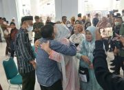 Bupati H. Samsul Mahmud Sambut Kepulangan Jemaah Haji Kloter 11 13 Bupati H. Samsul Mahmud Sambut Kepulangan Jemaah Haji Kloter 11