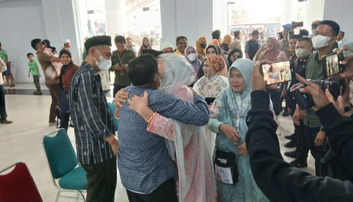 Bupati H. Samsul Mahmud Sambut Kepulangan Jemaah Haji Kloter 11