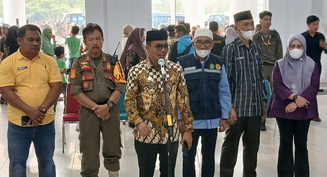 Bupati H. Samsul Mahmud Sambut Kepulangan Jemaah Haji Kloter 11 2 Screenshot 20250619 200546 Gallery