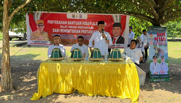 Ajbar Serahkan Bantuan Alsintan kepada Petani di Polman