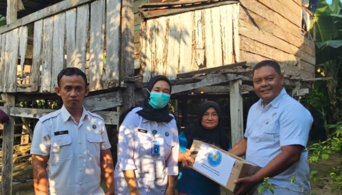 Warga Disabilitas yang Hidup Seorang Diri di Gubuk Reyot Terima tali Asih dari Personil BNNK Polewali Mandar