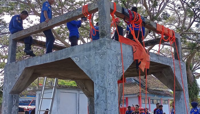 Asah Keterampilan Vertical Rescue Perkuat Sinergi Penyelamatan, UPTD Damkar dan Basarnas Lakukan Latber
