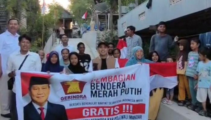 Kobarkan Semangat Nasionalisme, DPC Gerindra Polman Bagikan Bendera Merah Putih di Tiga Kecamatan