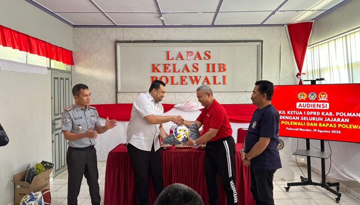 Serahkan Bantuan Alat Olahraga, Wakil Ketua I DPRD Polman Imam Singkarru Kunjungi Lapas Polewali