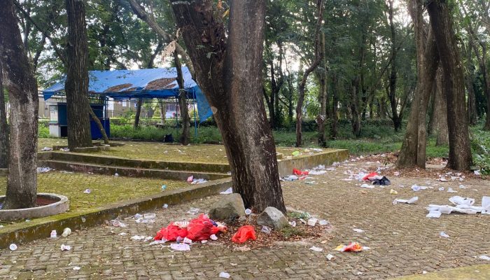 Sampah Berserakan di Taman Sport Center Polewali, Pemda Polman Didesak Ambil Langkah Konkret