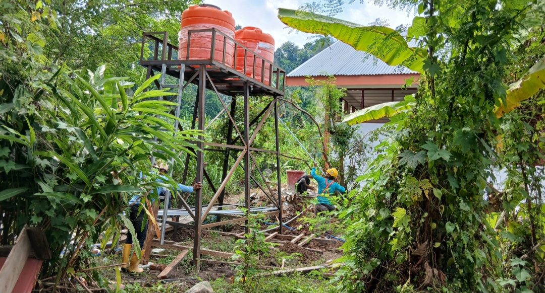 Sejumlah sarana tampak masih dilakukan pembenahan oleh para pekerja rekanan rehabilitasi Sekolah Rakyat di Rea Timur Polman.