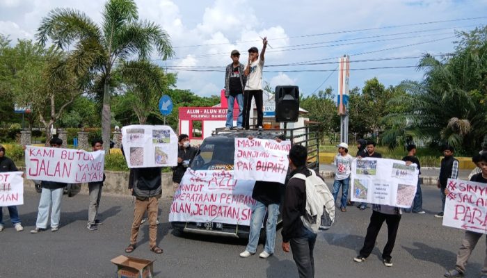Cara Unik Aliansi Masyarakat Alu Tagih Janji Kampanye Bupati Polman