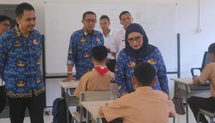 Wabup Polman Hj. Andi Nursami Masdar Serahkan Bantuan Al-Qur’an ke Sekolah Rakyat Terintegrasi 22 Rea Timur