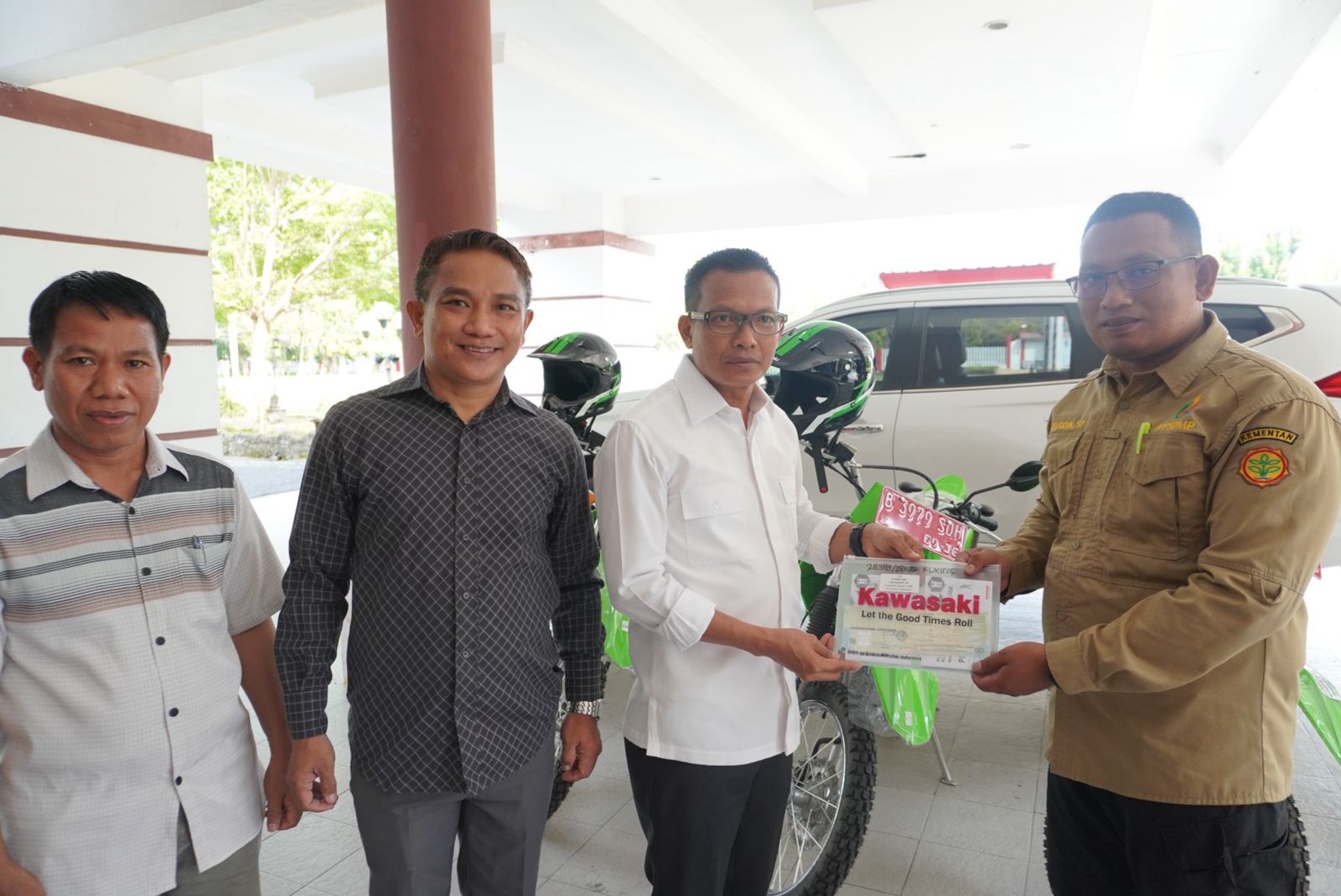 Tiga Penyuluh Berprestasi di Polman Terima Bantuan Motor dari Kementerian Pertanian 1 IMG 20251024 WA0026