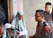 Bupati Polman Menyerahkan Bantuan Sosial Uang Kepada Masyarakat di Tiga Kecamatan