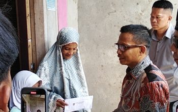 Bupati Polman Menyerahkan Bantuan Sosial Uang Kepada Masyarakat di Tiga Kecamatan 4 IMG 20251104 WA0008