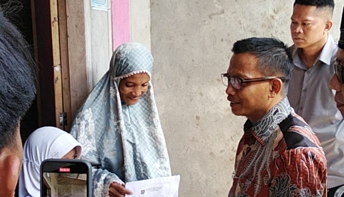 Bupati Polman Menyerahkan Bantuan Sosial Uang Kepada Masyarakat di Tiga Kecamatan