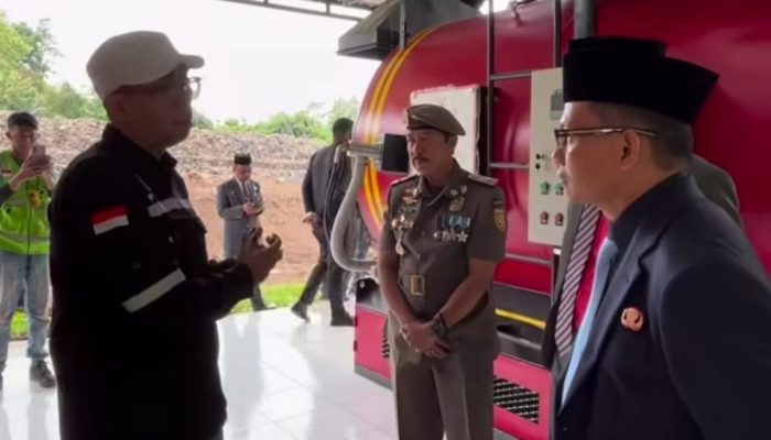 Bupati Polewali Mandar Tinjau Uji Coba Incinerator Ramah Lingkungan di TPST Binuang