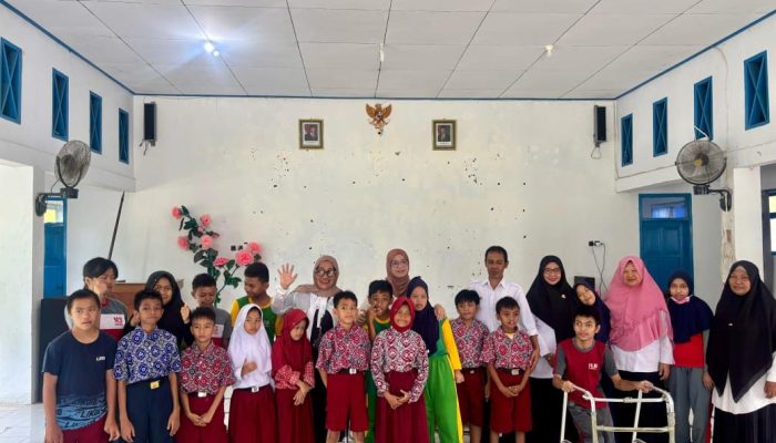 Disdukcapil Serahkan 50 KIA untuk Anak Disabilitas di SLB Polewali