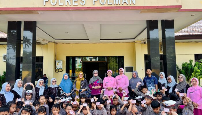 Wujudkan Tertib Adminduk Sejak Dini, Disdukcapil Polman Bagikan KIA di TK Kumala Bhayangkari