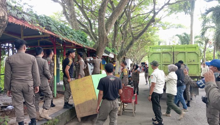 Penataan Stadion S. Megga,Satpol Bongkar Lapak Yang Tak Lagi Digunakan