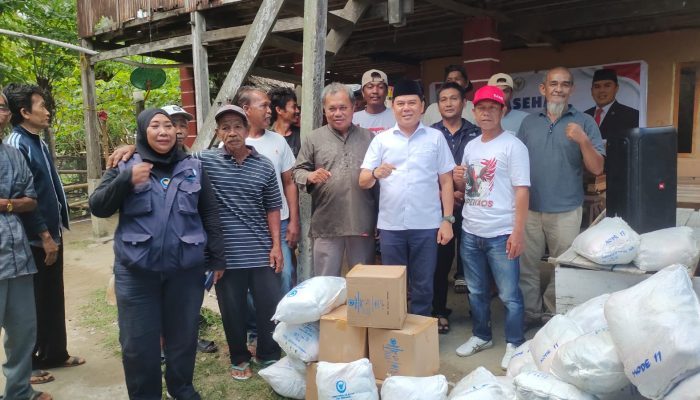 Ajbar Bagikan Bantuan Alat Tangkap untuk Nelayan di Polewali Mandar
