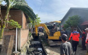 Satpol PP Polman Sejumlah OPD Lainnya Bahu Membahu Bersihkan Drainase di Desa Kenje Campalagian 8 IMG 20251205 WA0005